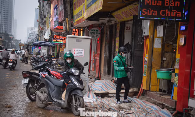 Đường Nguyễn Tuân vẫn ngổn ngang sau Tết