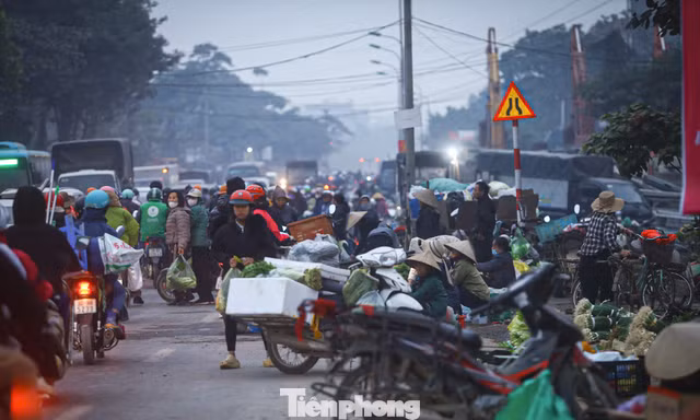 Hà Nội: Lòng đường biến thành chợ cóc, giao thông rối loạn gần cầu Mai Lĩnh