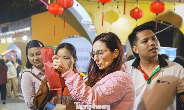 Cuối tuần dạo phố Trịnh Công Sơn, khám phá ẩm thực và làng nghề Thủ đô