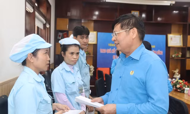 Tổng Liên đoàn Lao động Việt Nam trao 500 triệu đồng hỗ trợ người lao động vùng bão lũ