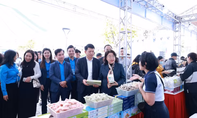 Hội chợ hàng Việt giảm giá 40% phục vụ công nhân Thủ đô