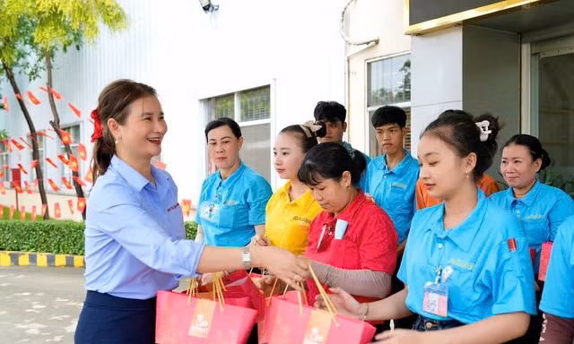 Từ công nhân xưởng gỗ đến nữ Chủ tịch công đoàn tạo 'hạnh phúc nơi làm việc'