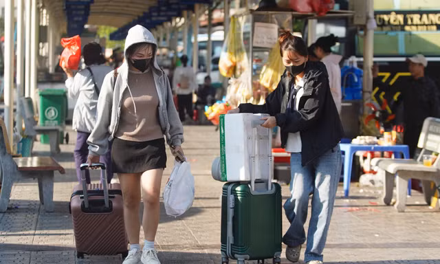 Lỉnh kỉnh đồ đạc, người dân tấp nập trở về Hà Nội ngày cuối kỳ nghỉ lễ 2/9