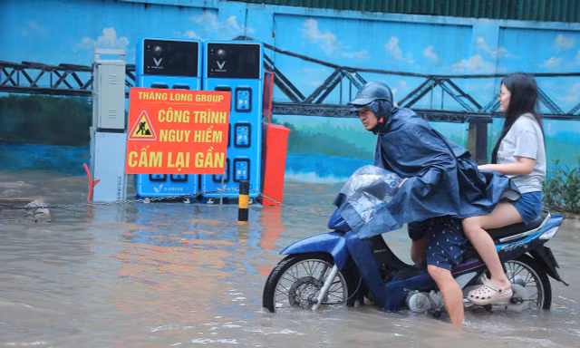 Hà Nội mưa lớn, ngập nhiều tuyến phố và hầm chui, giao thông cao điểm khó khăn