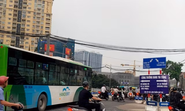 Hà Nội cho phép ô tô, xe máy được đi vào làn BRT trục Láng Hạ - Giảng Võ từ ngày 15/9