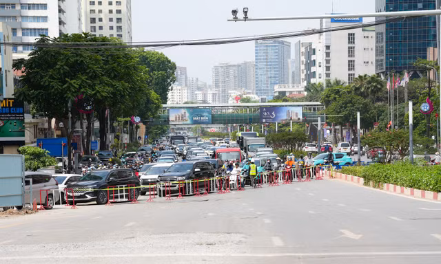 Hà Nội: Giao thông hỗn loạn ngày đầu rào chắn nút giao La Thành - Nguyễn Chí Thanh