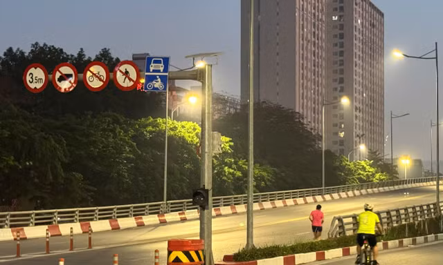 Xe đạp vượt đèn đỏ, leo cầu vượt bất chấp nguy hiểm tại Hà Nội