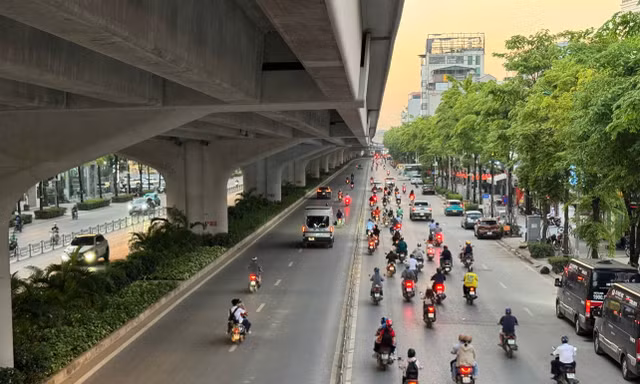 Camera, biển cấm vẫn bất lực: Xe máy vô tư chiếm làn ô tô ở Phạm Văn Đồng