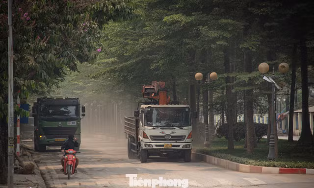 Hà Nội: Người dân ‘ngộp thở vì bụi công trình bao vây phố Tân Mỹ