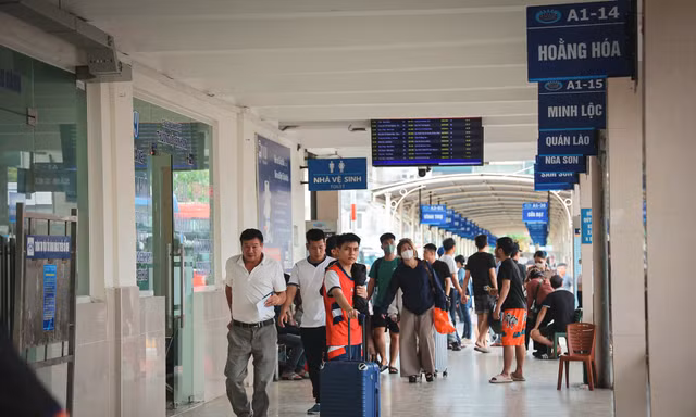 Hối hả rời Thủ đô, bến xe Hà Nội 'tăng nhiệt' trước kỳ nghỉ Giỗ Tổ