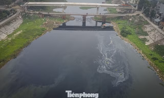 Sông Đáy bị 'bức tử' bởi dòng thủy triều đen sau vụ Tết