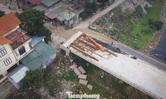 Hà Nội: Cầu 90 tỷ 'đắp chiếu', sắt thép gỉ sét chờ mặt bằng