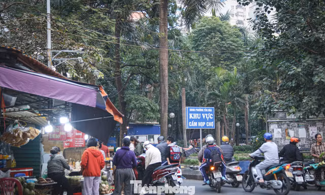 Những khu chợ tự phát nằm ngoài danh sách giải tỏa tại Hà Nội