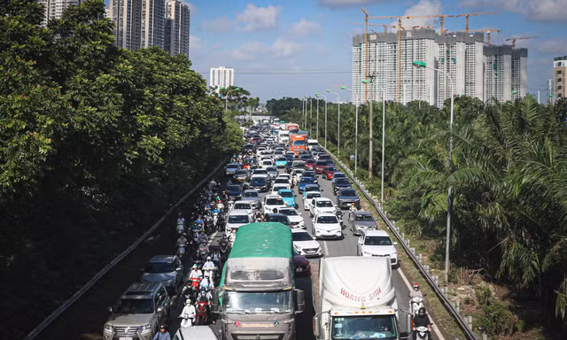 Đường gom Đại lộ Thăng Long vẫn ngập, xe nối đuôi ùn dài hàng km