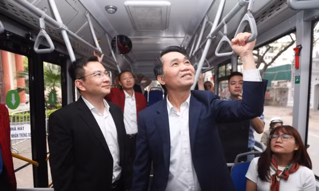 Vận tải công cộng Hà Nội: Đưa tiêu chí phục vụ văn minh vào hồ sơ mời thầu
