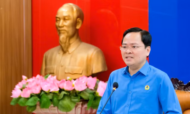 Nâng cao nhận thức chính trị và pháp luật cho giai cấp công nhân