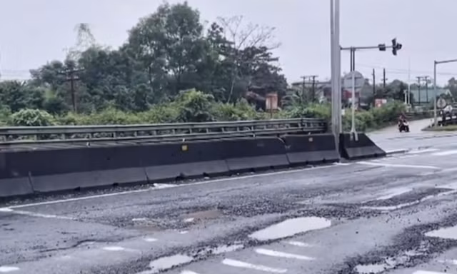 Sau nhiều ngày mưa lớn kéo dài, Quốc lộ 1A qua Quảng Trị hư hỏng nặng