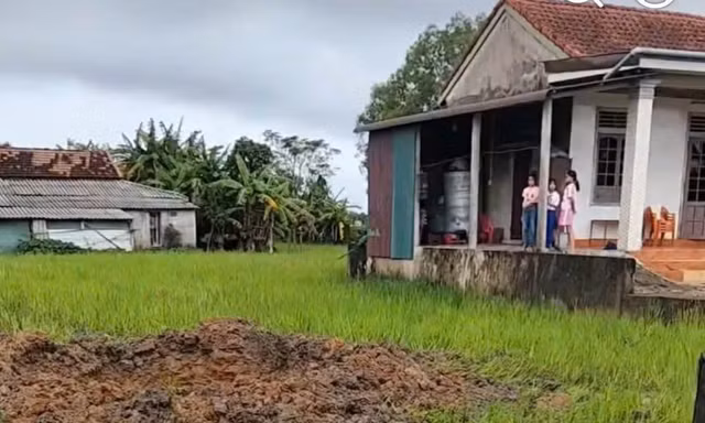 Nguyên nhân vụ nổ kinh hoàng giữa ruộng lúa áp nhà dân ở Quảng Trị