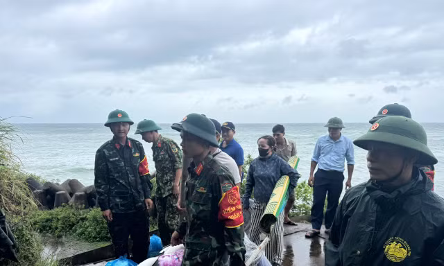 Cồn Cỏ sơ tán quân và dân vào hầm tránh trú bão