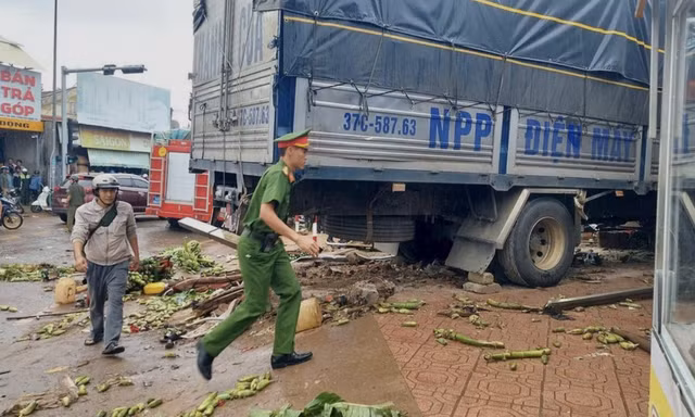 Xác định danh tính 3 nạn nhân tử vong trong vụ xe tải lao vào chợ chuối ở Quảng Trị