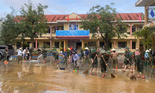 Bộ đội dọn dẹp bùn đất, giúp trường học sớm hoạt động trở lại