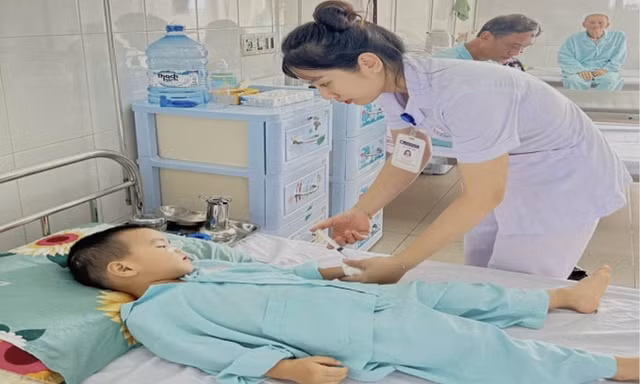 Biến chứng cực nguy hiểm khi để trẻ hóc phải pin 'cúc áo'