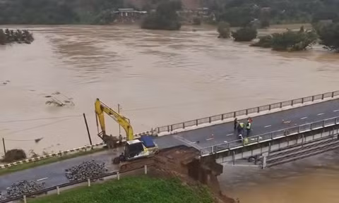 Đắk Lắk: Cầu Giang Sơn sạt lở, xuất hiện hố 'tử thần' trên quốc lộ 1