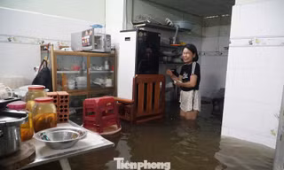 Nhiều nhà dân ở TPHCM ngập cả mét