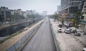 Nhiều năm nay, tuyến đường đoạn từ KĐT Đại Kim đến cầu Định Công rơi vào tình trạng xuống cấp báo động. Những "ổ gà, ổ voi" xuất hiện dày đặc cùng hiện trạng mặt đường bong tróc, lún võng không chỉ gây khó khăn cho phương tiện mà còn tiềm ẩn nguy cơ tai nạn giao thông cao.