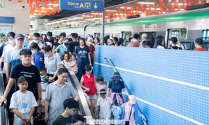 Miễn phí 100% giá vé, Metro Hà Nội đông nghịt khách dịp nghỉ lễ