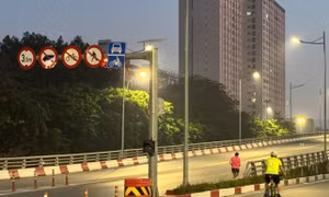 Xe đạp vượt đèn đỏ, leo cầu vượt bất chấp nguy hiểm tại Hà Nội