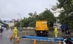 Mưa lớn từ sáng sớm, nhiều tuyến phố Hà Nội ngập cục bộ