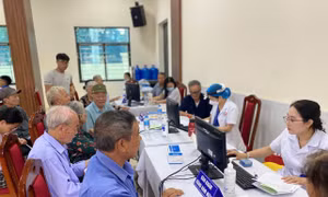 Ngày đầu người dân Hà Nội đi khám sức khỏe miễn phí