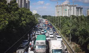 Đường gom Đại lộ Thăng Long vẫn ngập, xe nối đuôi ùn dài hàng km