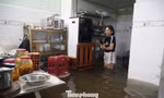 Nhiều nhà dân ở TPHCM ngập cả mét