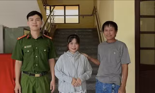 Bất ngờ nhận được hàng chục triệu đồng, cô gái vội báo Công an