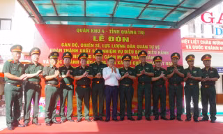 Gặp mặt, tặng quà lực lượng làm nhiệm vụ A80 tại sân ga Đồng Hới