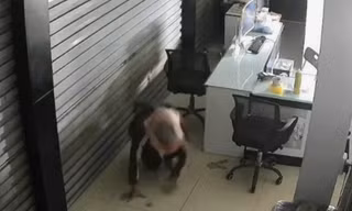 Kẻ bịt mặt từ trần nhà đột nhập cửa hàng điện thoại trộm cắp tài sản