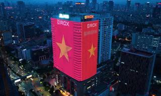 ROX Tower rực rỡ cờ hoa, lan tỏa tinh thần tự hào Việt Nam
