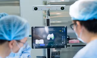 Vinmec đưa robot AI từ Mỹ về Quảng Ninh, thay khớp gối chính xác từng milimet với chi phí như mổ thường