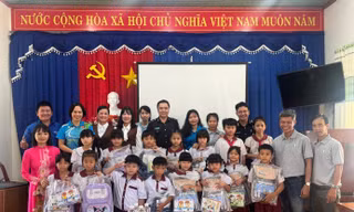 Công ty TNHH Bao bì Phúc Thịnh đồng hành cùng học sinh vùng biên giới trong chương trình 'Tiếp sức trẻ em đến trường'
