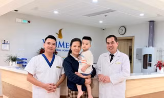 Vinmec Hạ Long cứu bé trai 2 tuổi khỏi nguy cơ biến chứng do bệnh lý ống phúc tinh mạc