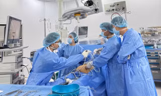 Vinmec Đà Nẵng mổ cấp cứu loại bỏ khối u buồng trứng khổng lồ cho bệnh nhân suy thận