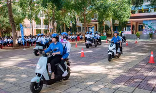 Phạt tiền người dưới 18 tuổi đi mô tô, hiểu thế nào cho đúng?
