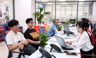 Phụ huynh, thí sinh liên tục đến trực tiếp để đăng ký nguyện vọng 1 vào UEF