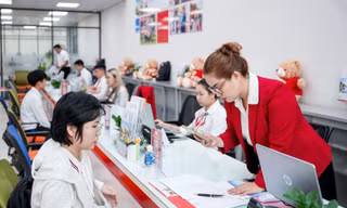 Thí sinh, phụ huynh liên tục đến UEF đăng ký học bạ trước kỳ thi tốt nghiệp THPT
