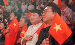 Hàng trăm khán giả vẫy cao cờ, hát vang Quốc ca