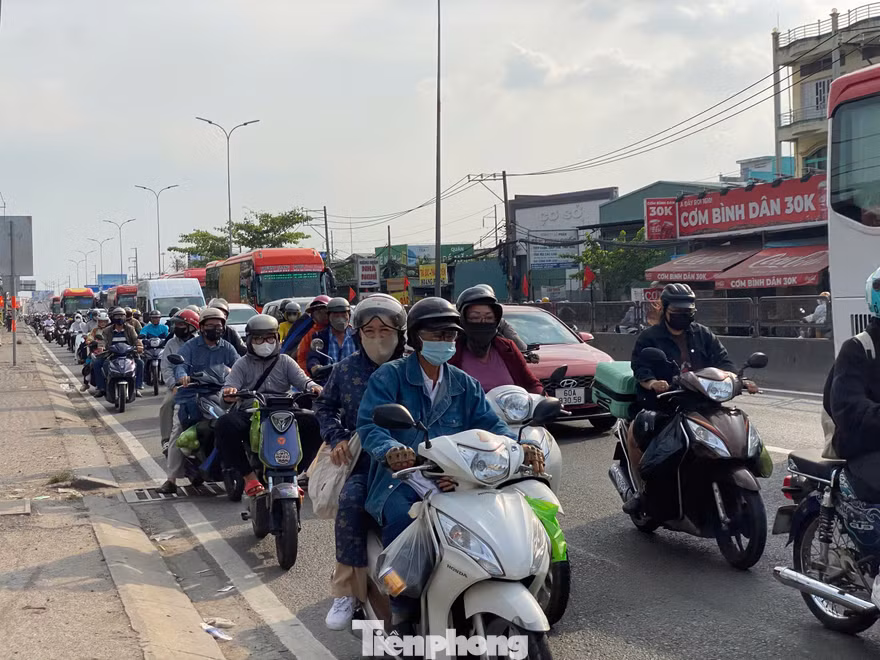 Người dân đội nắng ùn ùn trở lại TPHCM chiều mùng 5 Tết