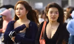 Fan mặc sexy đổ về Mỹ Đình gặp 28 anh trai