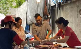 Tăng lương, làm sao ngăn giá cả hàng hoá ‘cuốn’ theo?